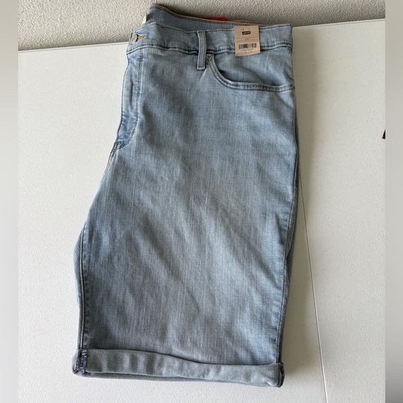 Levi Women Classic Bermuda Denim Shorts Size 22W NWT Beach Vacation Football - Picture 1 of 12